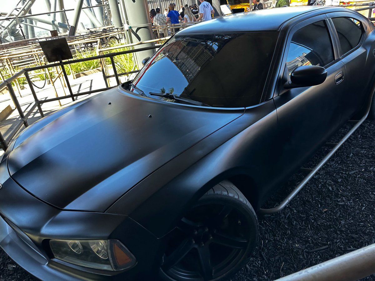insideuniversal's tweet photo. Stunt props and vehicles can be found throughout the queue. @UniStudios https://t.co/hro6Azn66c