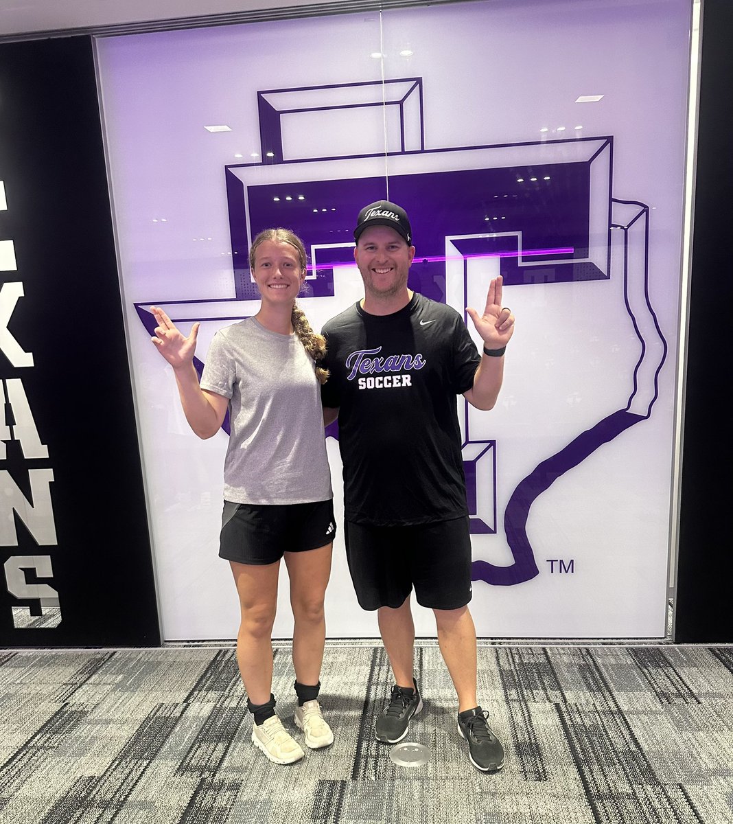 EmersonGroene32's tweet photo. Thank you @TarletonSoccer for a great camp! Loved spending time at an amazing camp &amp; beautiful campus, thank you for having me! Go Texans!💜@CoachErikS @BoswellSade https://t.co/NsqKmc6LSM