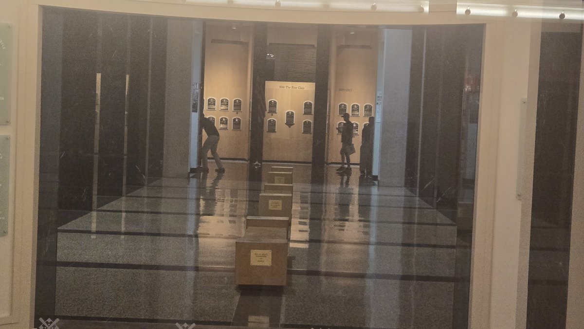 longhorndave's tweet photo. Hitting up the plaque gallery late on Sunday is epic. Wait until right before close and it's abandoned. #HOFWKND ⚾ 🧵 https://t.co/UJxcvu6BIo