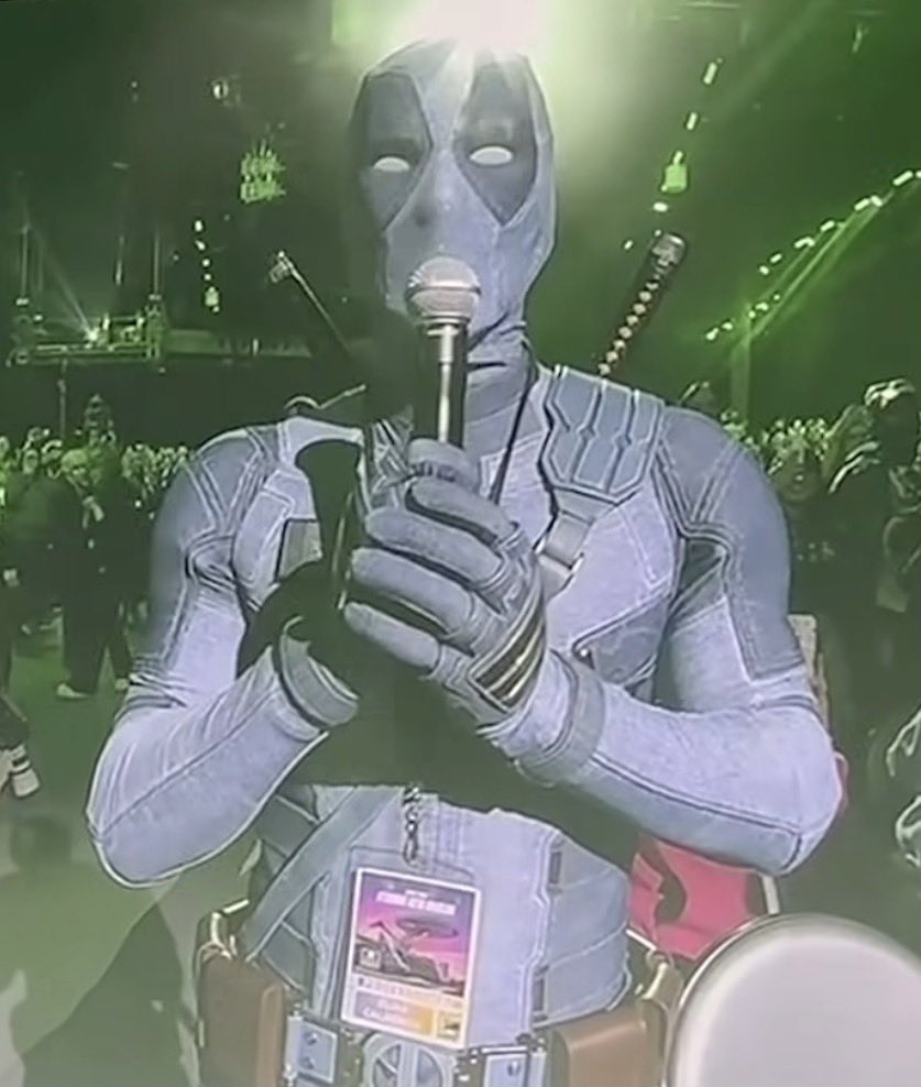 COTM_2's tweet photo. Según Ryan Reynolds, el color que usó Deadpool en la SDCC se llama JEAN GREY https://t.co/3vwsmv8lh7