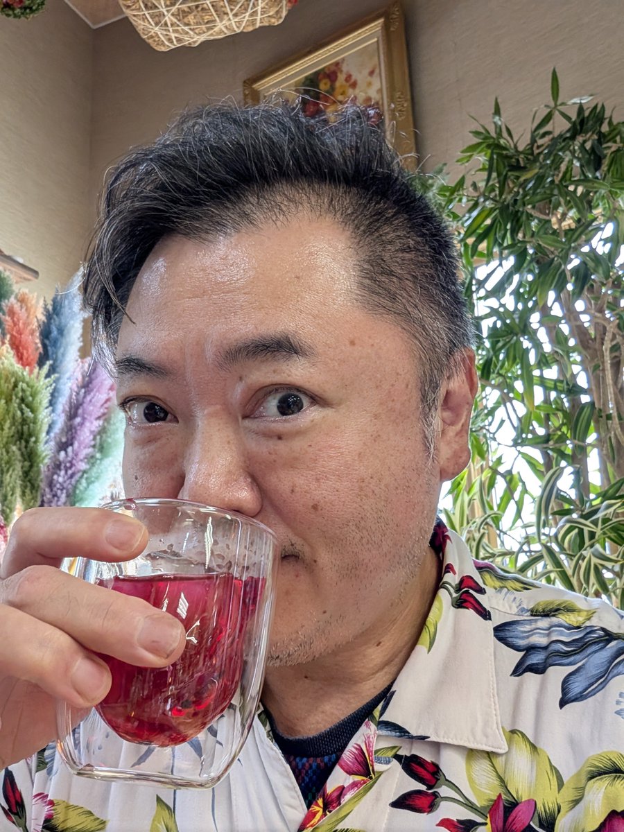 barberadusa's tweet photo. お早うございます🌅
遂に完成！
梅と赤紫蘇のビネガー♪
その名も『梅紫蘇ビネガー』🤣
夏バテ防止＆熱中症予防に効果的な成分がヤバいくらい入っているドリンク♬
そのお味は・・・？
これ、本当。。。
不味い訳が無い😆
今年の夏は梅紫蘇ビネガーで乗り切るぞぉ〜👍 https://t.co/mlVpaMQM6u