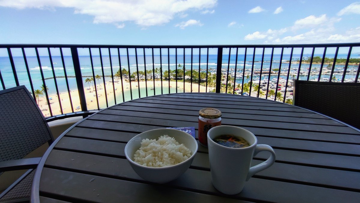 mr_usamimi's tweet photo. フロントオーシャンビューめし

お昼ご飯はベランダで
持ってきたご飯とみそ汁を優雅に頂く🍚🥢(⁠ ⁠╹⁠▽⁠╹⁠ ⁠)ｶﾞﾂｶﾞﾂ

#HGVC 
#フロントオーシャンビュー
#ヒルトンハワイアンビレッジ https://t.co/91pe8jYdsv