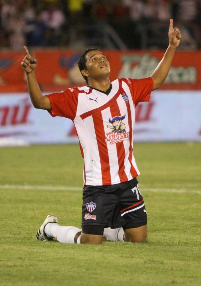 HubJuniorista's tweet photo. Siempre quise verte retirarte en el equipo de tus amores, y luchaste por ello, lastimosamente no se pudo, pero te vas como el máximo ídolo del Club, muchas gracias @carlos7bacca por toda las alegrías y títulos que nos distes a la hinchada, eterno 70. https://t.co/oRlHwfmORJ
