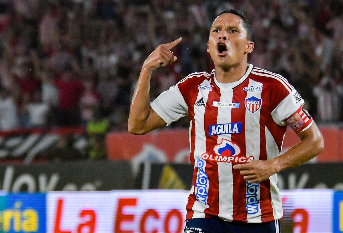HubJuniorista's tweet photo. Siempre quise verte retirarte en el equipo de tus amores, y luchaste por ello, lastimosamente no se pudo, pero te vas como el máximo ídolo del Club, muchas gracias @carlos7bacca por toda las alegrías y títulos que nos distes a la hinchada, eterno 70. https://t.co/oRlHwfmORJ