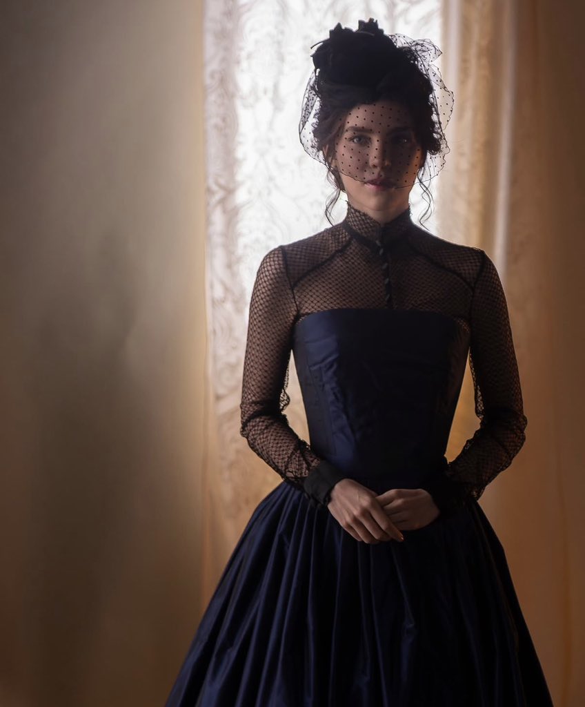 manumanito's tweet photo. Ya salieron los looks oficiales de la serie Carlota de HBO Max y por las siluetas siento que abarcará desde la época del 2º imperio (1864-1867 ) con su respectivo estilo victoriano,hasta aprox 1890, por la silueta más a la belle epoque o gilded age. Eso sí anacrónicas las dos. https://t.co/WKtjwev9qG