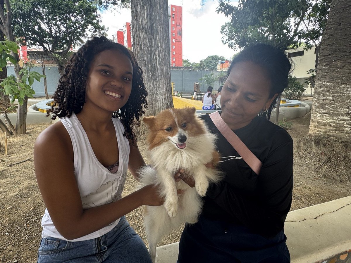 CGRVenezuela's tweet photo. #CGR | Brindan atención para mascotas y tarde de dulces para niños en el campamento transitorio de la escuela Pedro Fontes, en la parroquia La Vega, recibieron asistencia médica completa por parte de un equipo de la Misión Nevado. 

1/2 https://t.co/ubhtZwY5LG