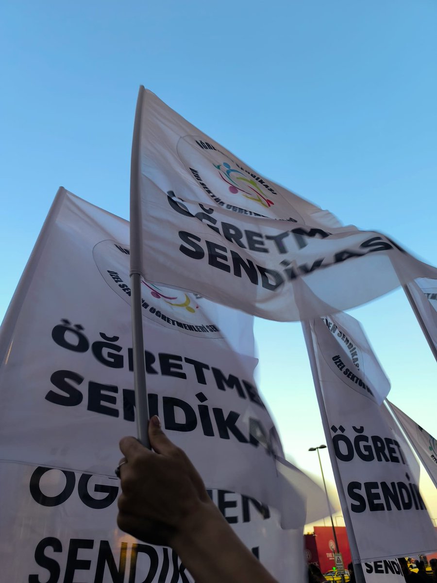 eren_edebali's tweet photo. Üye istatistik oranları açıklandı. Genel bir gerileme söz konusu. Tablodaki bu genel gerilemenin içinden bazı kısımları çekip almak gerekiyor. Bağımsız Maden-İş duvara dayandı. Yapı-Yol İş üye sayısını arttırmış görünüyor. DGD-Sen büyük bir direnişi örgütlerken üyelerini+ https://t.co/RtYQdHN8sD