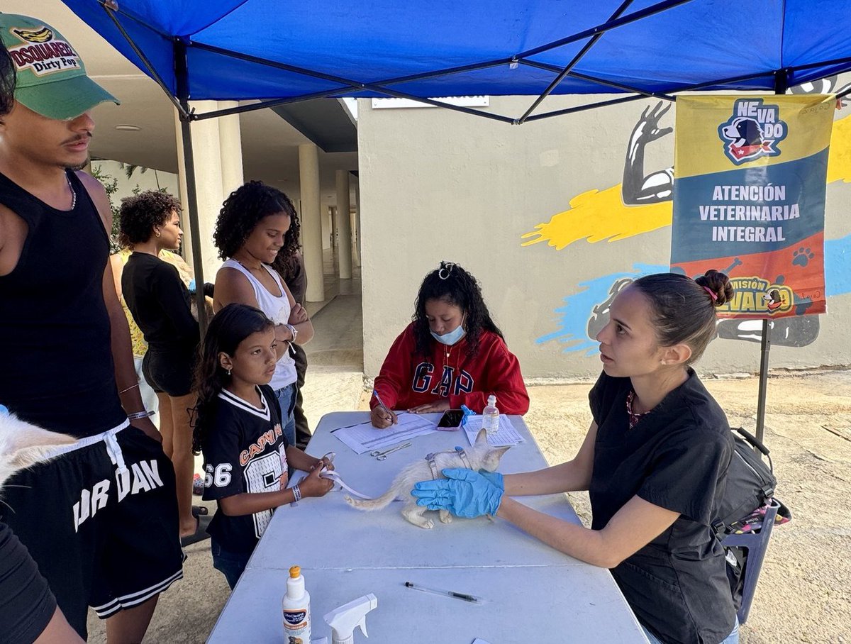 CGRVenezuela's tweet photo. #CGR | Brindan atención para mascotas y tarde de dulces para niños en el campamento transitorio de la escuela Pedro Fontes, en la parroquia La Vega, recibieron asistencia médica completa por parte de un equipo de la Misión Nevado. 

1/2 https://t.co/ubhtZwY5LG