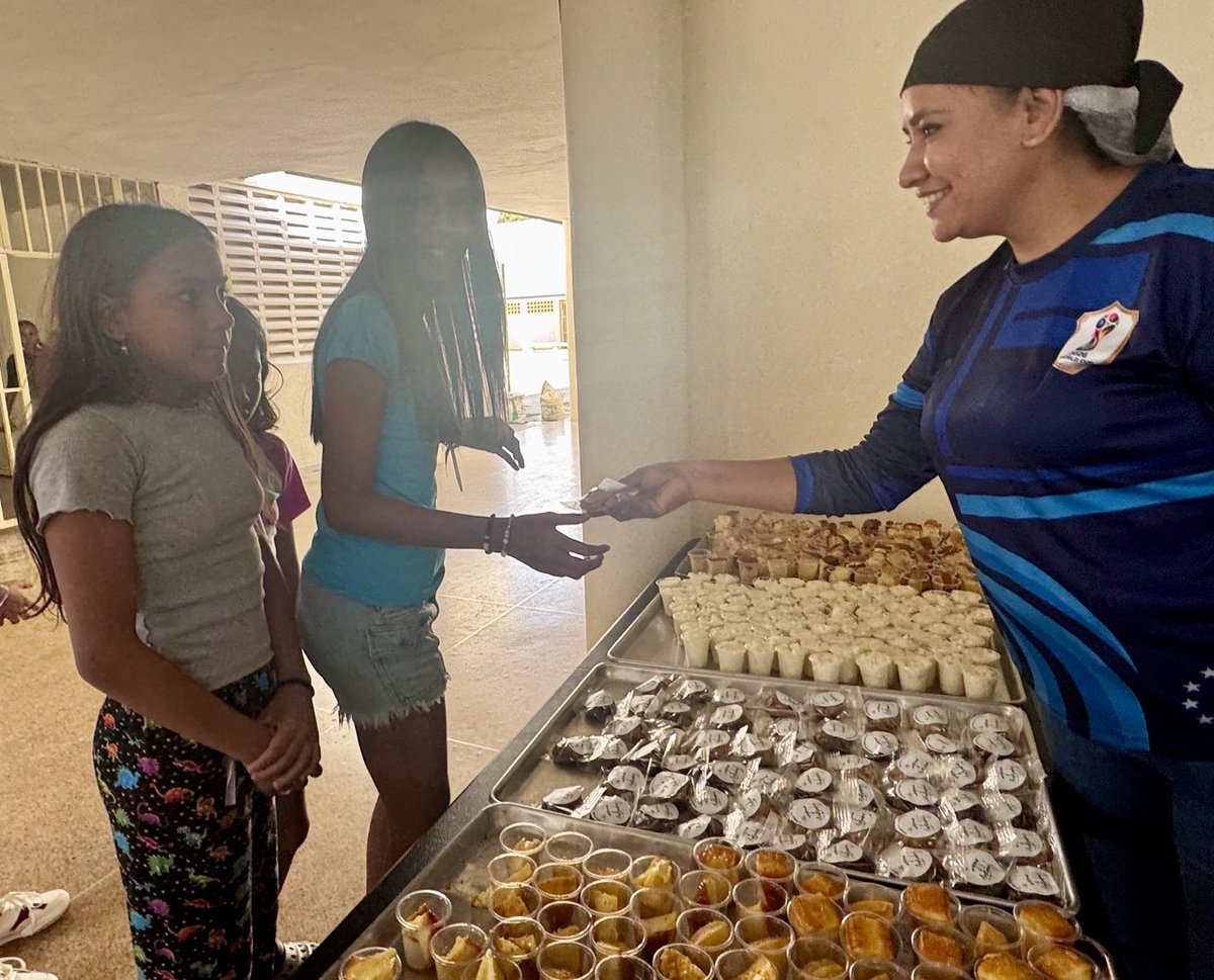 CGRVenezuela's tweet photo. Este acompañamiento integral, amoroso, solidario y fraterno que la CGR, de la mano con las demás instituciones del Estado, brinda a los hermanos que se encuentran protegidos, en cumplimiento de las directrices de la jefa de Gobierno y de Estado, Dra. Delcy Rodríguez. 

2/2 https://t.co/jbjHBdDiE9
