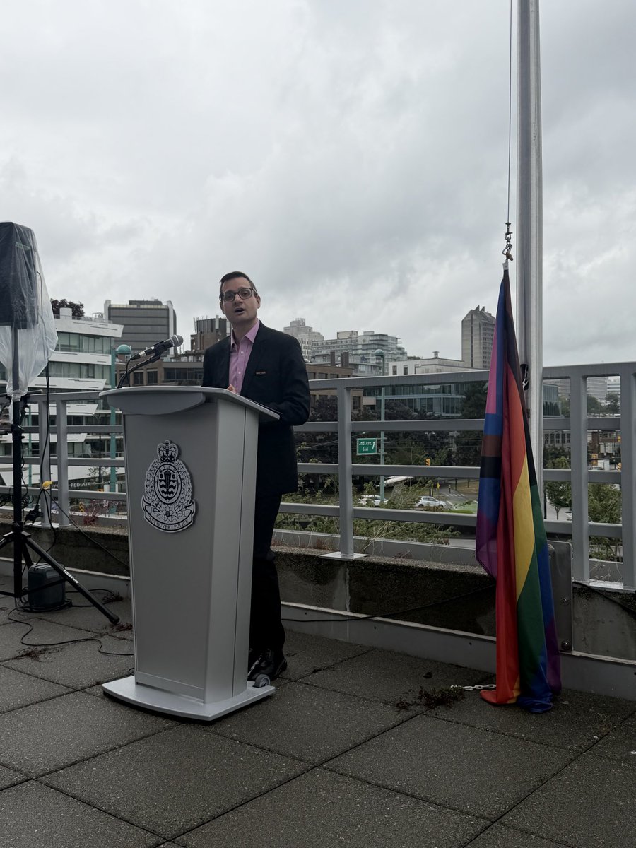 lorrainelowe_'s tweet photo. Huge thanks to the community bridge builders who remind us that trust is built one conversation at a time. Grateful 🙏🏻 for @Eddy_Elmer @johnboychuk @VPDDiversity @vancouverpride @OutOnPatrolPres @OutOnPatrol @DeputyChan 
and everyone helping bring people together for this year’s Pride Parade Aug 2. Communities are stronger when we show up for one another. 🌈