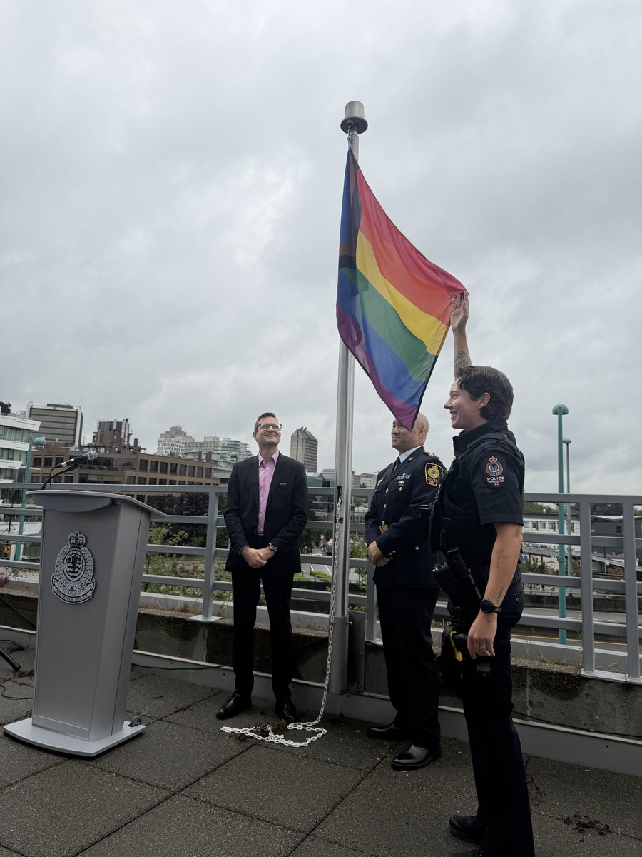 lorrainelowe_'s tweet photo. Huge thanks to the community bridge builders who remind us that trust is built one conversation at a time. Grateful 🙏🏻 for @Eddy_Elmer @johnboychuk @VPDDiversity @vancouverpride @OutOnPatrolPres @OutOnPatrol @DeputyChan 
and everyone helping bring people together for this year’s Pride Parade Aug 2. Communities are stronger when we show up for one another. 🌈