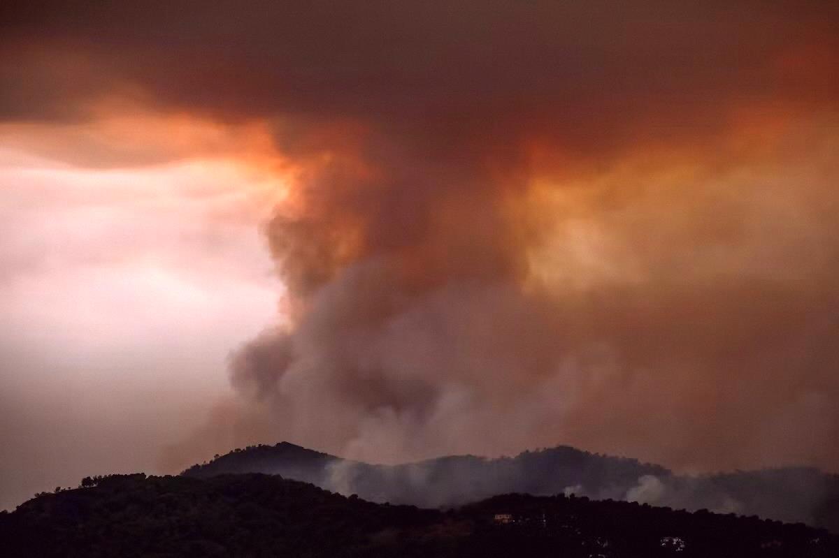 Augusto_Cesar_6's tweet photo. Wildfires are raging in France and Spain, forcing over 270,000 people to evacuate after a state of emergency was declared. Spain warned that fires near Madrid could spread more due to record heat drying out forests and soil. https://t.co/MYZTb7rQIN