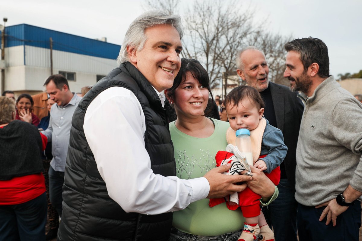 gobdecordoba's tweet photo. 🙌🏻 #SanFrancisco ya cuenta con una obra clave para prevenir anegamientos.

▶️ El gobernador @martinllaryora inauguró el entubado de las canalizaciones pluviales de barrio Parque, una intervención que beneficia a unos 27.000 vecinos y resuelve una problemática histórica de la ciudad.

“El trabajo conjunto entre el equipo provincial y el municipal genera beneficios para la ciudad, mejorando la calidad de vida de cada uno de los vecinos y cumpliendo el objetivo de que San Francisco esté cada vez mejor, más linda, amigable y con oportunidades para progresar y crecer", @MartinLlaryora. 

 #HacerParaCrecer