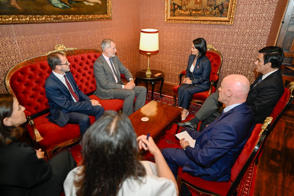 ope_peru's tweet photo. La presidenta electa, Keiko Fujimori, sostuvo una reunión con Su Majestad el rey de España, Felipe VI, en la que reafirmaron los lazos de amistad entre ambos países, así como su compromiso de fortalecer la cooperación bilateral en beneficio entre Perú y España. https://t.co/2JtLMe8fGV