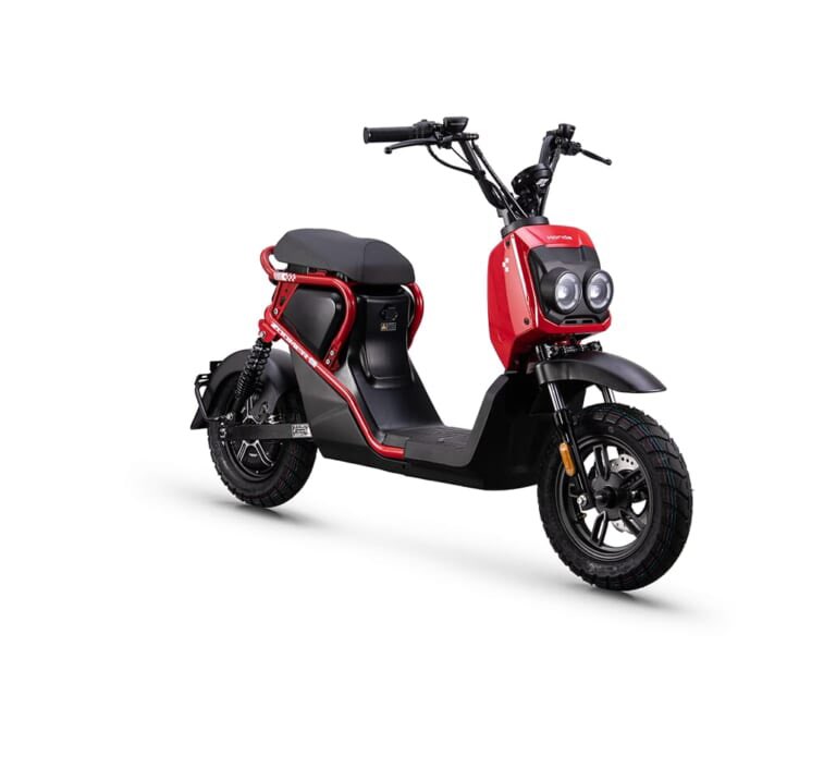 PutiMotor's tweet photo. 中国の五羊ホンダが、あの名車のDNAを受け継ぐ電動バイク「ズーマーe:」を、ペダルなしの2026年モデルで発表。

免許不要で乗れる手軽さはそのままに、航続距離は最大105kmへ進化し、本来の無骨なスタイルを取り戻した最新モデル。

【車重/シート高/航続/出力/価格】
54.5kg/728mm/105km/0.54ps/5999元（約15万円）

https://t.co/TqITrATYkH