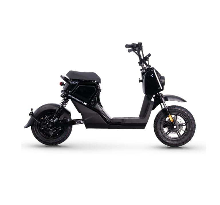 PutiMotor's tweet photo. 中国の五羊ホンダが、あの名車のDNAを受け継ぐ電動バイク「ズーマーe:」を、ペダルなしの2026年モデルで発表。

免許不要で乗れる手軽さはそのままに、航続距離は最大105kmへ進化し、本来の無骨なスタイルを取り戻した最新モデル。

【車重/シート高/航続/出力/価格】
54.5kg/728mm/105km/0.54ps/5999元（約15万円）

https://t.co/TqITrATYkH
