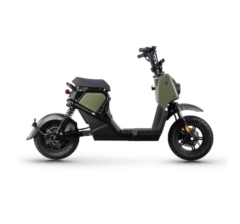 PutiMotor's tweet photo. 中国の五羊ホンダが、あの名車のDNAを受け継ぐ電動バイク「ズーマーe:」を、ペダルなしの2026年モデルで発表。

免許不要で乗れる手軽さはそのままに、航続距離は最大105kmへ進化し、本来の無骨なスタイルを取り戻した最新モデル。

【車重/シート高/航続/出力/価格】
54.5kg/728mm/105km/0.54ps/5999元（約15万円）

https://t.co/TqITrATYkH
