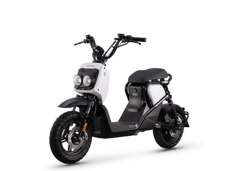 PutiMotor's tweet photo. 中国の五羊ホンダが、あの名車のDNAを受け継ぐ電動バイク「ズーマーe:」を、ペダルなしの2026年モデルで発表。

免許不要で乗れる手軽さはそのままに、航続距離は最大105kmへ進化し、本来の無骨なスタイルを取り戻した最新モデル。

【車重/シート高/航続/出力/価格】
54.5kg/728mm/105km/0.54ps/5999元（約15万円）

https://t.co/TqITrATYkH