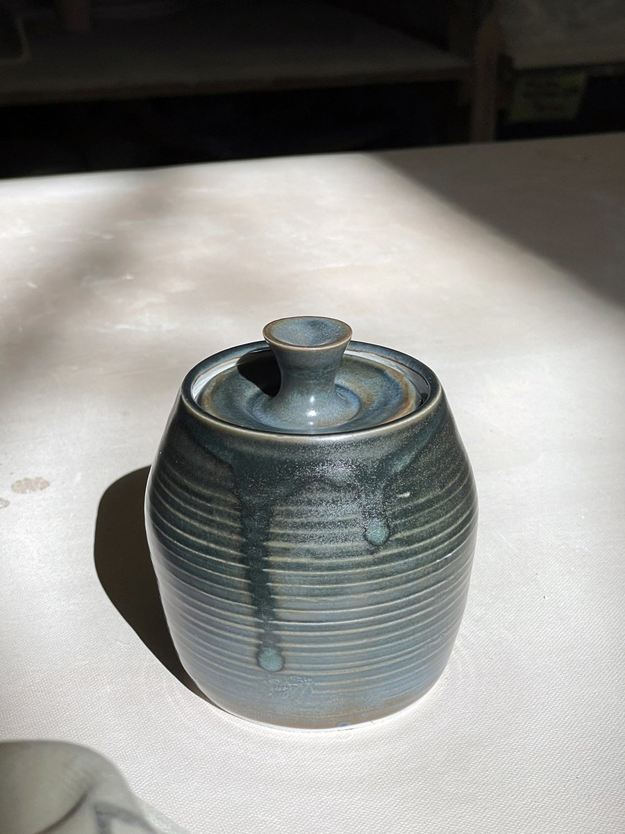 TheJennyLam's tweet photo. I made these! 😊 Just a few of my creations from the Advanced Beginning Wheelthrowing class I took in the spring. Pictured here are:

1 - My first time trying Tea Dust!
2 - Another glaze experiment!
3 - First time trying sgraffito!
4 - My second porcelain jar!

#Art #Sculpture https://t.co/omYYK5NK0H