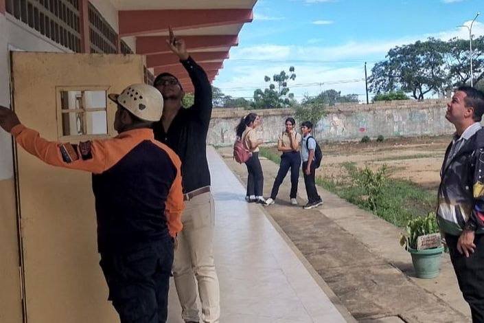 WillianGil's tweet photo. Desde la Fundación de Edificaciones y Dotaciones Educativas nos mantenemos desplegados en todo el país realizando inspecciones técnicas preventivas e integrales tras el doblete sísmico del 24 de junio, evaluando las estructuras de las escuelas y liceos en todo el país. https://t.co/LbK1phi0CA