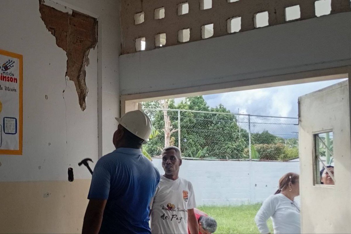 WillianGil's tweet photo. Desde la Fundación de Edificaciones y Dotaciones Educativas nos mantenemos desplegados en todo el país realizando inspecciones técnicas preventivas e integrales tras el doblete sísmico del 24 de junio, evaluando las estructuras de las escuelas y liceos en todo el país. https://t.co/LbK1phi0CA