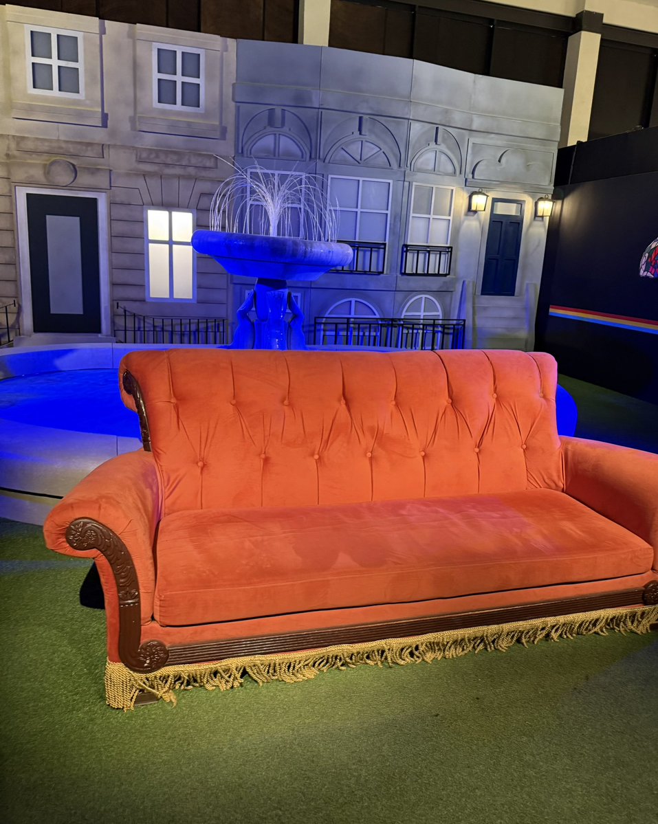 beckiux's tweet photo. Fue divertido sentirse en el set de Friends #friendsexperience https://t.co/t7uubCfhVj
