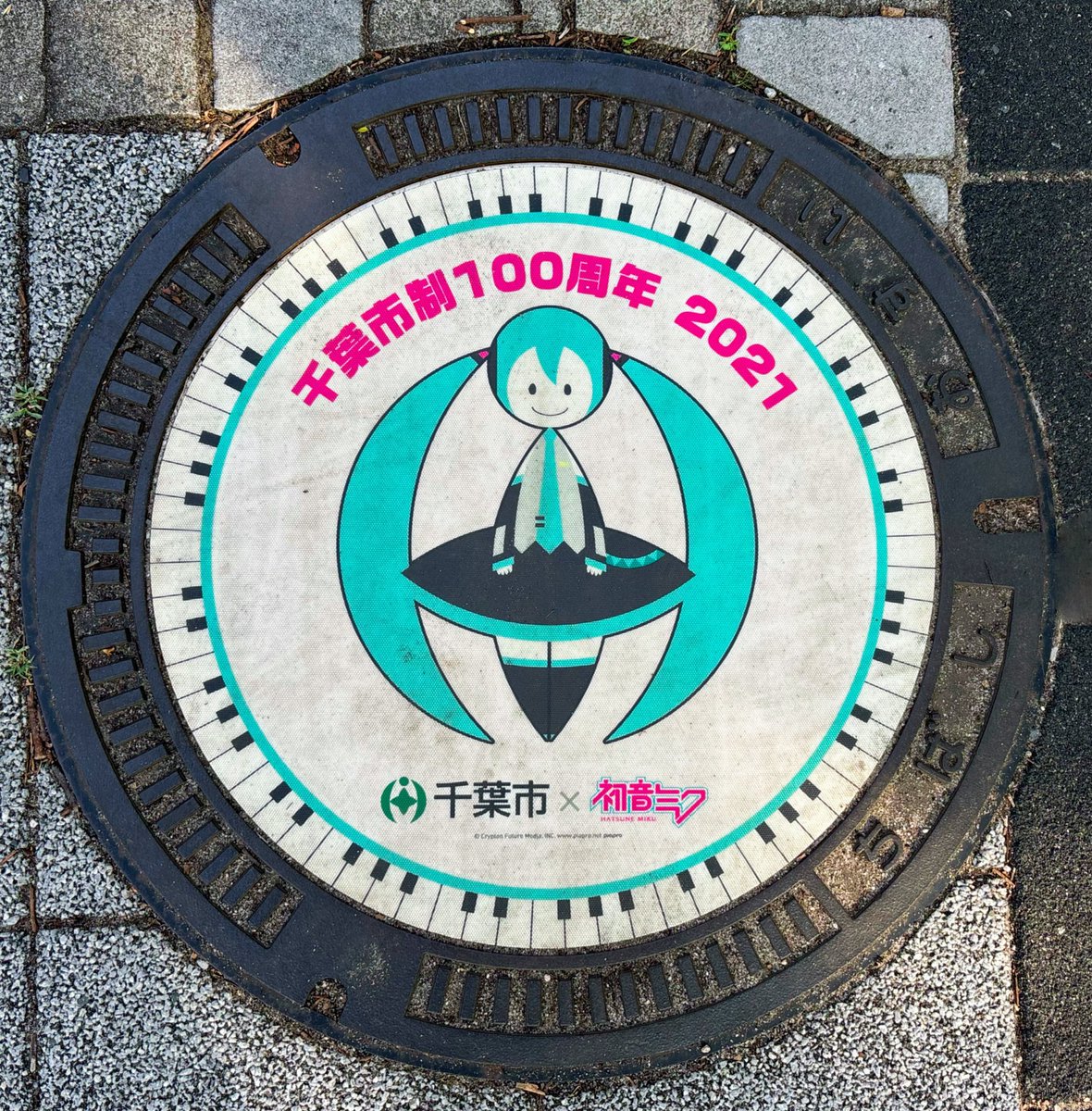 Tojou_Linca's tweet photo. 千葉県には、

初音ミクのマンホールがある🕳️✨ https://t.co/EaPljIAwNC