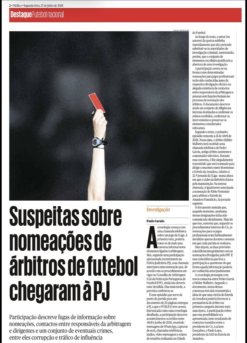 ManuelMSerra's tweet photo. A decadência da nova era impoluta da arbitragem.

Pedro Garcia é uma figura secundária que assumiu protagonismo neste episódio com Hugo Malheiro e Fábio Veríssimo, referente aos jogos do Estrela de Amadora.

Curiosamente Villas Boas veio a correr a pedir a suspensão preventiva de Luciano Gonçalves. Como bom padrinho júnior, assume a ética e a transparência das condutas do futebol português.

E tu, Benfica, mais uma moedinha, mais uma voltinha " o menino não vê, não lidera rigorosamente nada"...