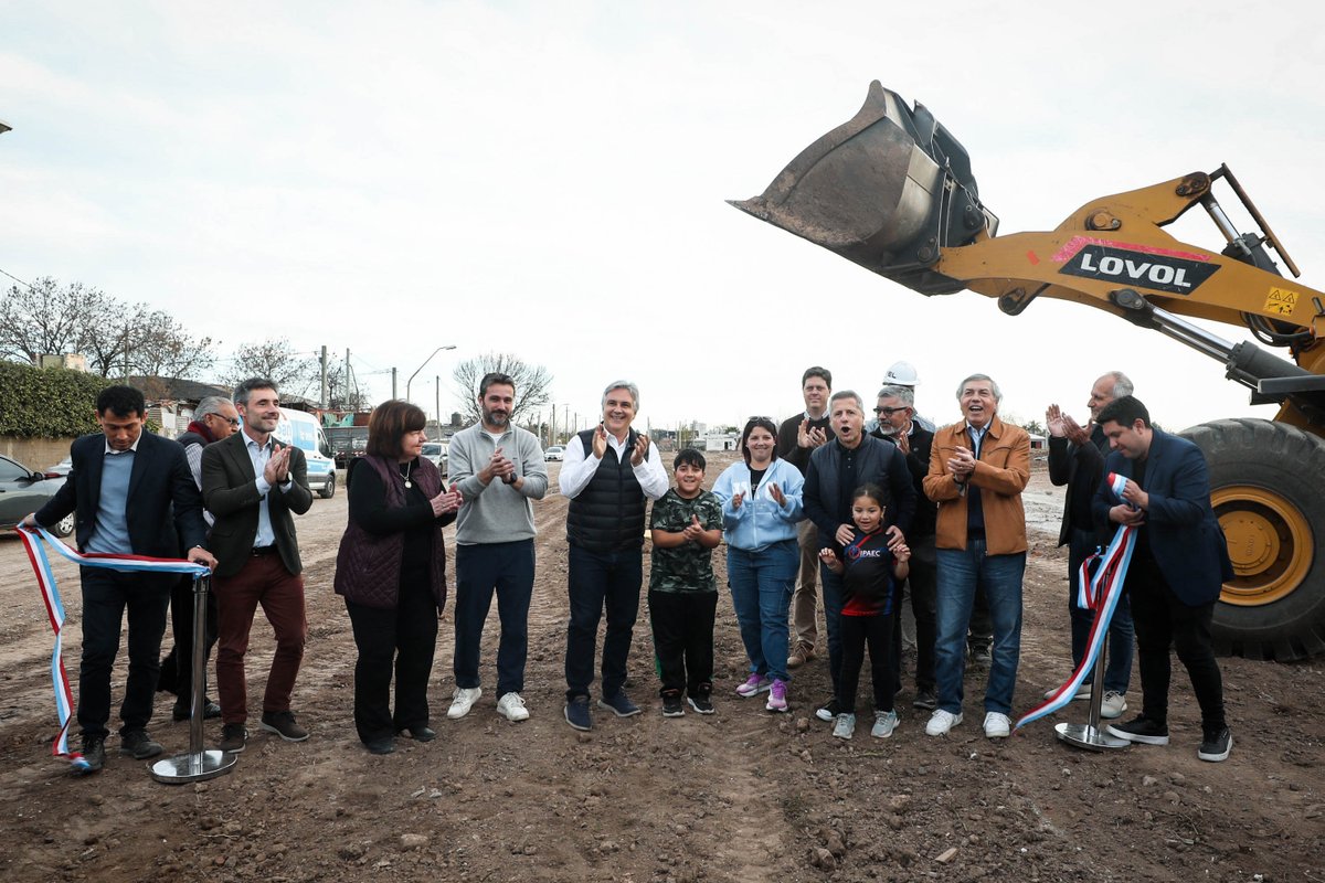gobdecordoba's tweet photo. 🙌🏻 #SanFrancisco ya cuenta con una obra clave para prevenir anegamientos.

▶️ El gobernador @martinllaryora inauguró el entubado de las canalizaciones pluviales de barrio Parque, una intervención que beneficia a unos 27.000 vecinos y resuelve una problemática histórica de la ciudad.

“El trabajo conjunto entre el equipo provincial y el municipal genera beneficios para la ciudad, mejorando la calidad de vida de cada uno de los vecinos y cumpliendo el objetivo de que San Francisco esté cada vez mejor, más linda, amigable y con oportunidades para progresar y crecer", @MartinLlaryora. 

 #HacerParaCrecer
