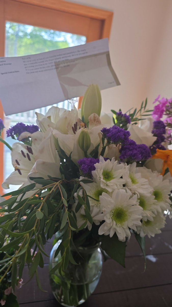 maidenhell63's tweet photo. @ftdflowers you guys should be ashamed of yourselves for sending this flower arrangement. I paid $150 for flowers for my sister-in-law who just lost her mother. We ordered the exquisite arrangement the most expensive one and the one that you guys sent looks like crap https://t.co/H3BaUNquY2