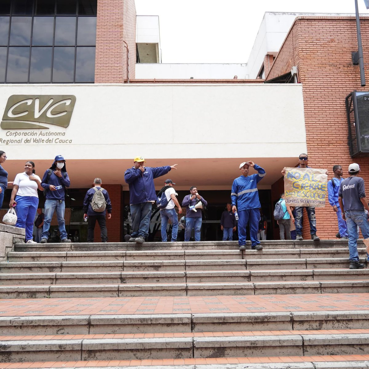 CvcAmbiental's tweet photo. Comunicado a la opinión Pública

La CVC rechaza los hechos de violencia presentados hoy en su sede de Cali y aclara el alcance de la medida preventiva impuesta a Refinal S.A.S.

Más detalles ➡️ https://t.co/I3eRNk6Yz0

La Corporación Autónoma Regional del Valle del Cauca (CVC) rechaza de manera categórica los hechos de violencia registrados durante la jornada de hoy en el marco de las manifestaciones adelantadas por trabajadores de Refinal S.A.S., quienes recurrieron a vías de hecho que afectaron el orden público y el normal funcionamiento de la entidad.