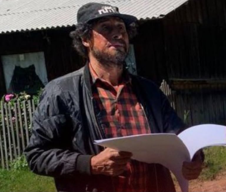 YoAmoaLaCiencia's tweet photo. Desaparecen al defensor ambiental José Luis Silva Andrade: investigaba un caso de tala ilegal en Michoacán

José Luis Silva Andrade, activista ambiental y defensor del territorio de la comunidad de Agua Fría, en la región de Los Azufres, Michoacán, permanece desaparecido desde el 15 de julio. 

De acuerdo con su familia y organizaciones que acompañan el caso, salió de su domicilio para hacer el registro para su posterior denuncia de un área de bosque en la que le reportaron la presencia de sujetos con motosierras que estaban talando ilegalmente.

Dijo que regresaría para la hora de comer, pero no volvió. 

Al día siguiente, un sujeto acudió a su domicilio, se identificó como parte de un grupo del crimen organizado y amenazó a su familia. 

Mencionó que José Luis Silva Andrade estará “retenido” hasta que firme “unos documentos”.

Su hermano, el también activista ambiental Rolando Silva Andrade, denunció en enero de este año amenazas para que entregara terrenos comunales, para marzo las agresiones se intensificaron y tuvo que irse con su familia de su hogar.

El 16 de marzo sujetos armados ingresaron a la comunidad de Agua Fría amenazando con que levantarán a todos los habitantes. 

Para el 18 de marzo se presentaron para obligar a los líderes de la comunidad a firmar documentos falsos para que cedieran sus tierras. 

Los habitantes de Agua Fría denunciaron y pidieron protección, ni el gobierno de Alfredo Ramírez Bedolla, ni el gobierno federal de Sheinbaum los ayudaron.

En abril, Rolando Silva Andrade, integrantes de la comunidad de Agua Fría y sus autoridades comunales solicitaron su incorporación al Mecanismo de Protección para Personas Defensoras de Derechos Humanos y Periodistas, adscrito a la Secretaría de Gobernación, encabezada por Rosa Icela Rodríguez. 

Pero esta solicitud segue sin una resolución. 

Pese a las amenazas documentadas y a las denuncias presentadas ante la Fiscalía Especializada en Materia de Derechos Humanos y la Fiscalía Especializada en Materia de Delincuencia Organizada, ambas de la Fiscalía General de la República, encabezada por Ernestina Godoy.

A pesar de los antecedentes de violencia por parte del crimen organizado, en el caso de desaparición de José Luis Silva Andrade existe una fuerte revictimización por las creencias personales de su hermano.

El gobierno de Alfredo Ramírez Bedolla y la Fiscalía General del Estado de Michoacán tienen la obligación de investigar la desaparición de José Luis Silva Andrade considerando los antecedentes de amenazas, la defensa del bosque comunal, la tala ilegal, el intento de despojo de tierras y la participación del crimen organizado.

Los habitantes de Agua Fría denunciaron desde hace más de seis meses y ninguna autoridad les ha brindado protección. 

Es así como Michoacán está perdiendo sus bosques y también a sus personas.