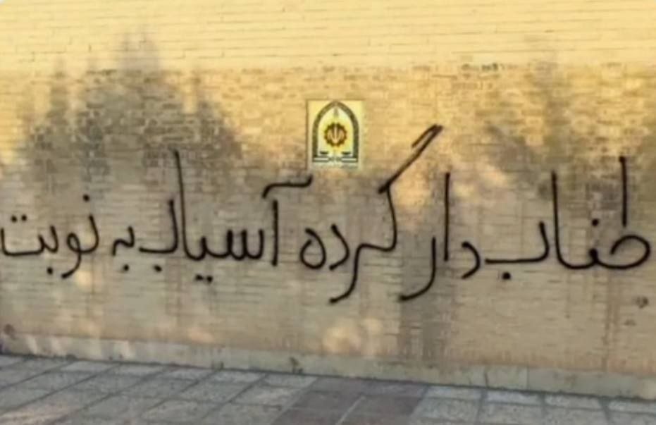 hi_nima_'s tweet photo. یه نگاه به دستای امیرحسین صفری بندازین!

این طفلی اصلا معلوله!
 آخه چطوری میتونه یه مأمور رو کشته باشه!
 چطوری دلتون میاد اعدامش کنین؟
پ.ن
طناب دار گِرده،آسیاب به نوبت https://t.co/eqesa5c8VD