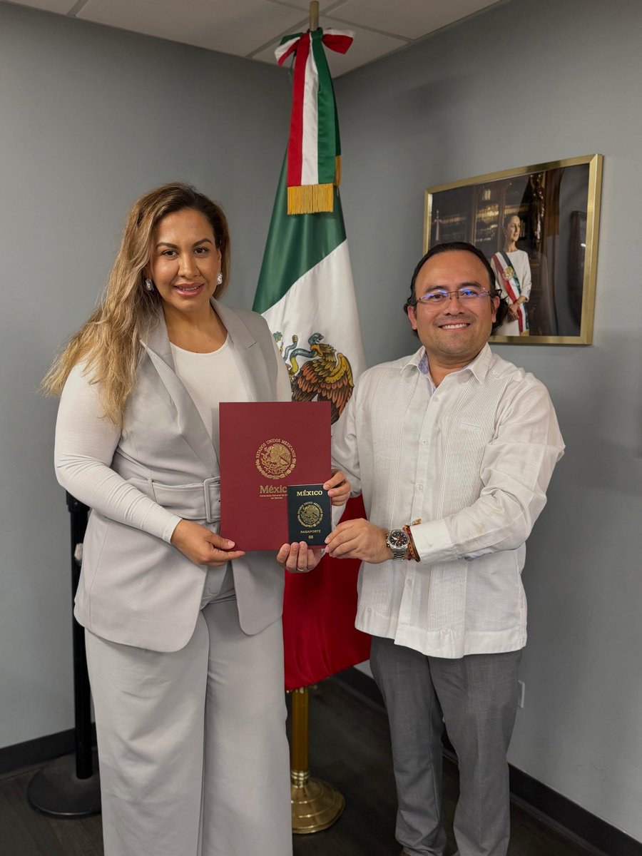ConsulMexDen's tweet photo. Antes de convertirse legalmente en mexicana, @CrystalMariscal ya trabajaba por nuestra comunidad. 🇲🇽
Gracias a su empatía, compromiso y al apoyo de @ColoMtnCollege miles de connacionales recibieron atención durante nuestros consulados móviles.
¡Gracias por ser una gran aliada! https://t.co/VPDLMiXlkI