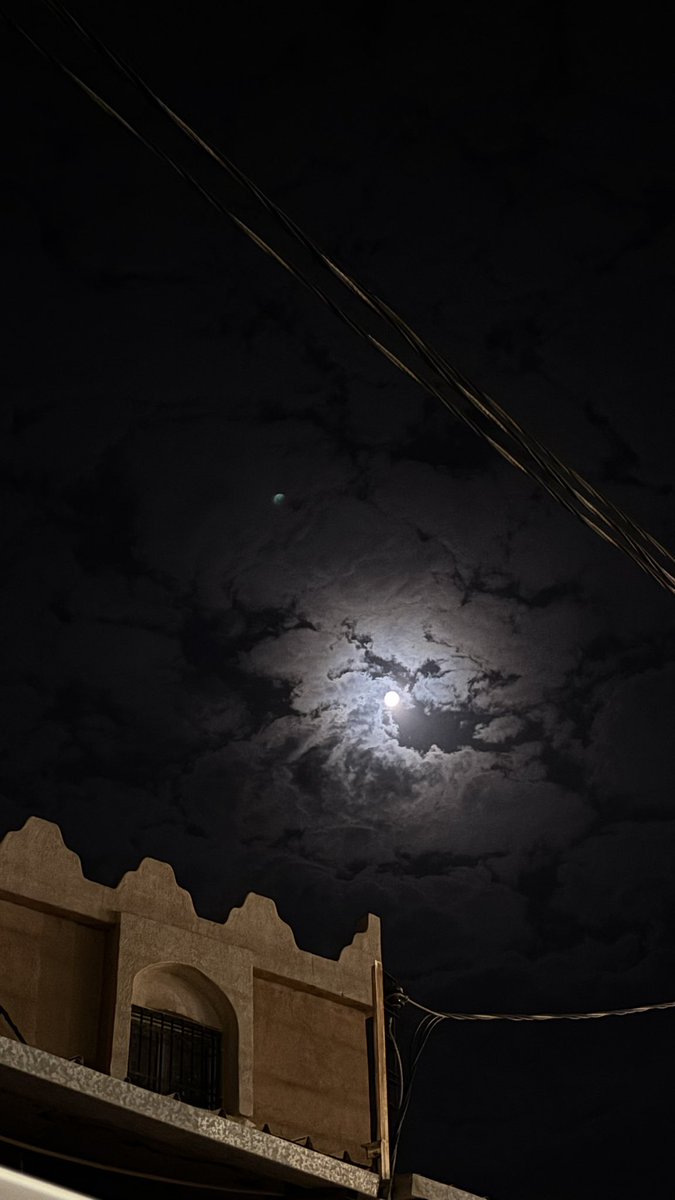 r_506o's tweet photo. في قلب الظلام يظل القمر نوراً يضيء حكايا الأمس واليوم…🌑🤍
#القمر #ليل https://t.co/5bcmWTfSaH