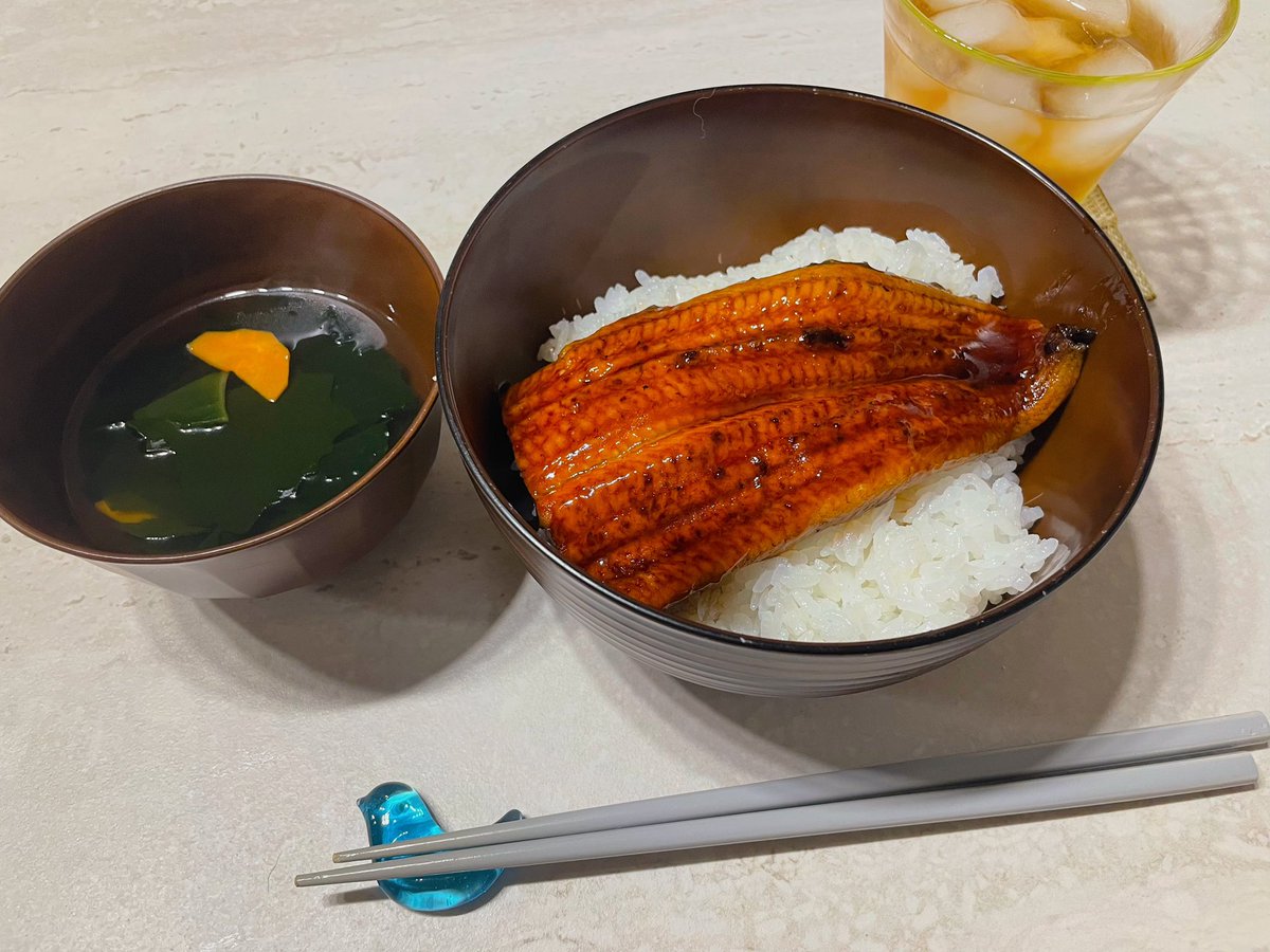 2mo000's tweet photo. まいちゃんにもらったつよお鍋で炊いたお米で作ったうな丼とぼぅさんからもらったうまだしで作ったお吸い物と彼氏ファミリーにもらったHARBSケーキ⸝⸝^ ̫^⸝⸝あまりに美味しすぎた https://t.co/qLPTqTW4cP