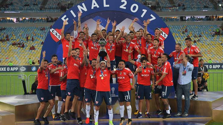Lopezjoaco_9's tweet photo. 2017, de visitante y en el Maracaná… sean serios, hay que informarse antes de hablar boludeces, entiendo que te duela que te conocen por ser el “clasico” del mas ganador del continente, pero tampoco para que salgas a despilfarrar una sarta pelotudeces🤣 https://t.co/U76mJC6dmB