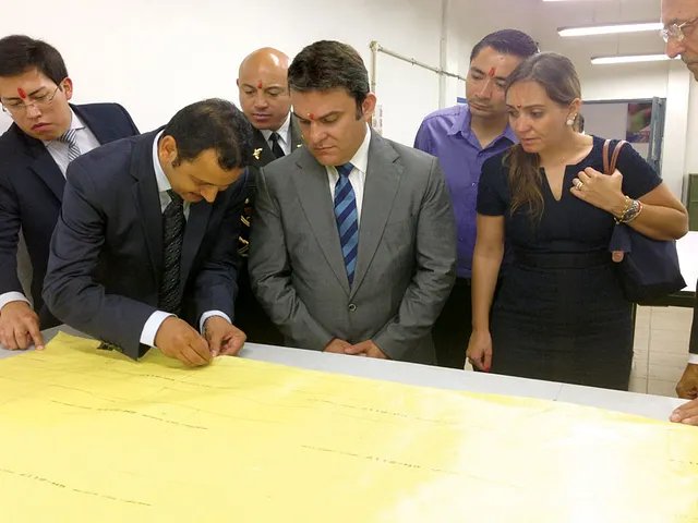 politicsecu's tweet photo. 📍 JOSÉ SERRANO Y MARÍA PAULA CHRISTIANSEN LE ROBARON A LA POLICÍA CON LA COMPRA DE CABALLOS, FUNDAS DE AGUAS PARA LA VISITA DEL PAPA, NEUMÁTICOS Y COMPRA DE CHALECOS CON SOBREPRECIOS.

EL MINISTERIO DEL INTERIOR DESTINÓ USD 330.234.366,04 PARA CONTRATOS CELEBRADOS DE MANERA EMERGENTE. ALGUNOS DE ELLOS NO TIENEN RESPALDOS BÁSICOS Y NO INGRESAN EN LA CATEGORÍA DE EMERGENTES, SEGÚN UN INFORME PROVISIONAL DE LA CONTRALORÍA DEL ESTADO. VARIOS DE ESTOS CONTRATOS SE ADJUDICARON CON EL AVAL DE UNA FUNCIONARIA DEL MINISTERIO QUE PARALELAMENTE CONSTA COMO TESORERA EN UNA EMPRESA EN UN PARAÍSO FISCAL. 

EN EL INFORME DE CONTRALORÍA SE DETALLAN IRREGULARIDADES, DESDE LA COMPRA SIN RESPALDOS DE 150 CABALLOS PARA LA POLICÍA, ADQUISICIÓN DE CHALECTOS BALÍSTICOS A ALTO COSTO, NEUMÁTICOS QUE LUEGO FUERON A BODEGA, SERVICIOS DE LOGÍSTICA CON UNA MISMA EMPRESA HASTA LA COMPRA INJUSTIFICADA DE FUNDAS CON AGUA PARA LA MISA DEL PAPA.