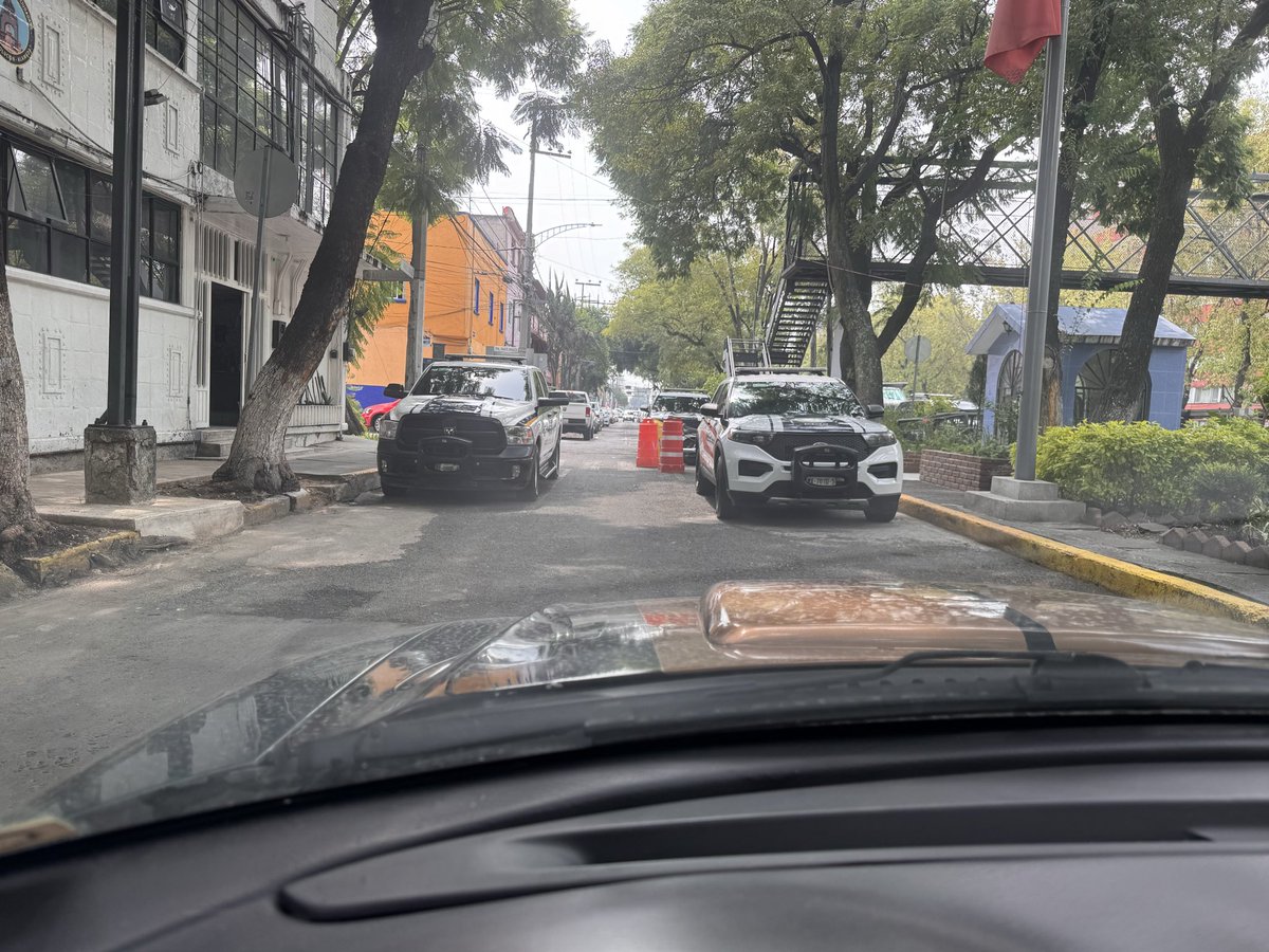 amerikhasol's tweet photo. Siguen los botes y ahora ponen patrullas para evitar que uno pase.  Pedí hablar con el policía a cargo pero nunca salió y el oficial que me atendió me dijo que es su calle y que le haga como quiera https://t.co/zvuwTTBry3