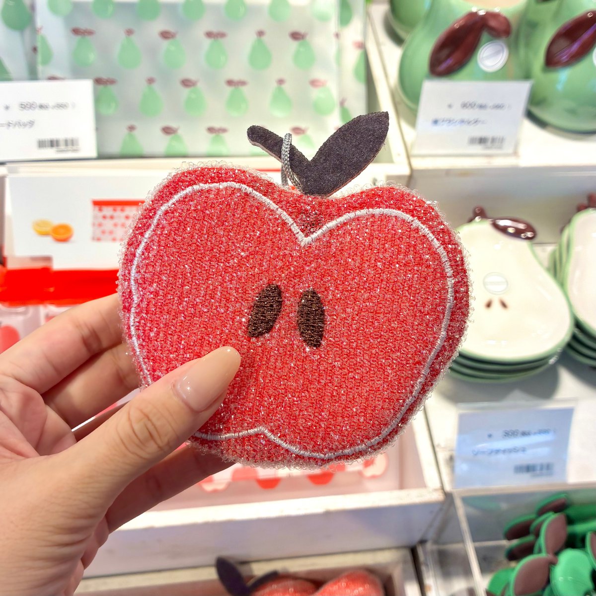 りんごに囲まれたキッチンに、変身🍎❤️