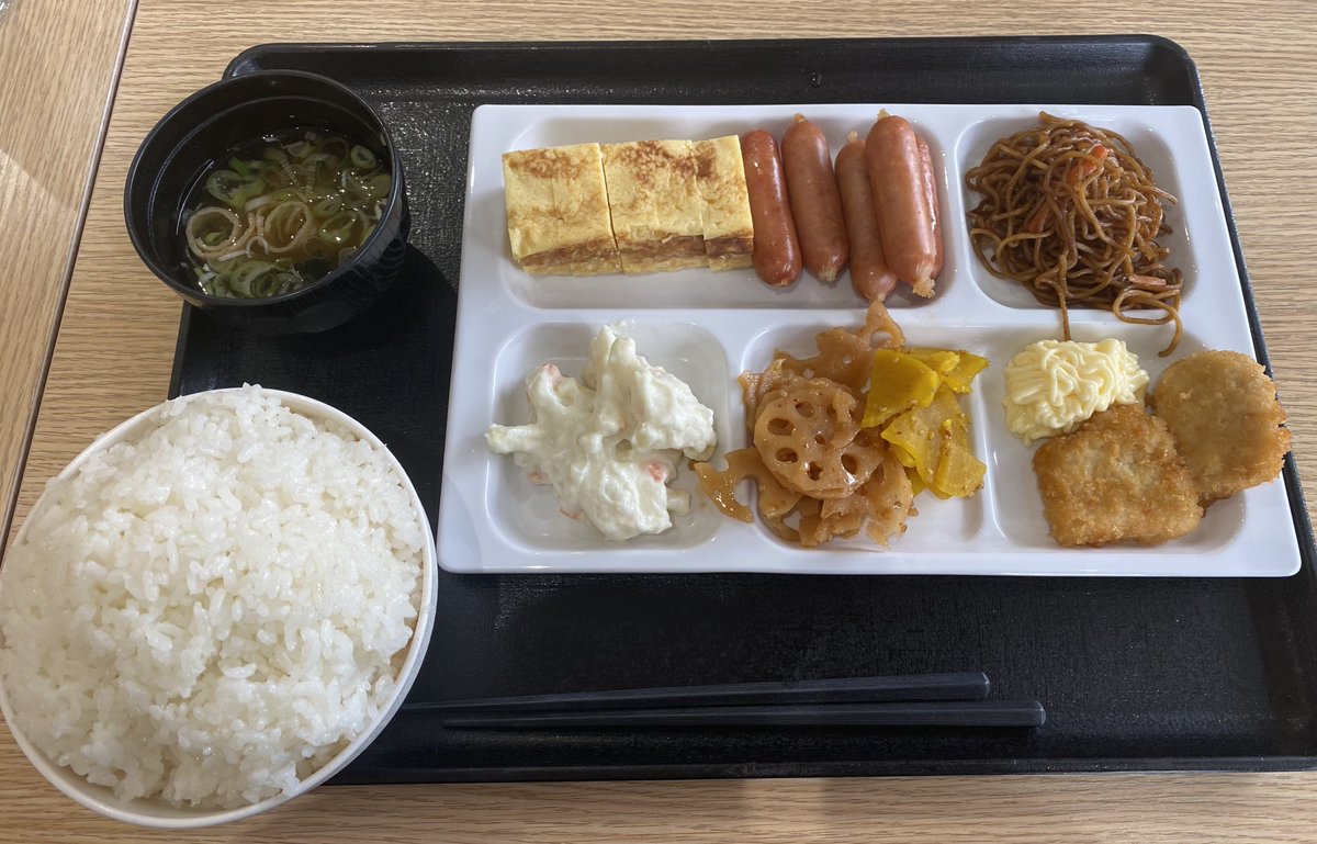 PSepld8's tweet photo. おはようございます😊

本日のナベちゃん
朝食ビュッフェ！

⭐️ホテルビュッフェ

今日は好きなおかずがあったので
ご飯をマンガ盛りに
してみました〜
ꉂ🤣𐤔𐤔 https://t.co/ckm93Jozl6