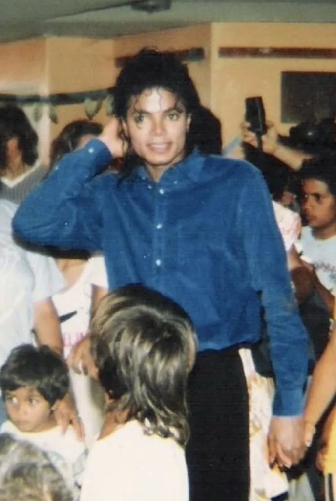 mjjposts's tweet photo. No auge da Bad Tour, em novembro de 1987, Michael Jackson fez algo que ninguém soube por mais de duas décadas.

Após um show lotado em Sydney, ele desapareceu do seu hotel de luxo. Sem imprensa. Sem fãs. Sem câmeras.

Ele foi para Redfern, o bairro mais pobre e criminalizado da cidade. 🧵