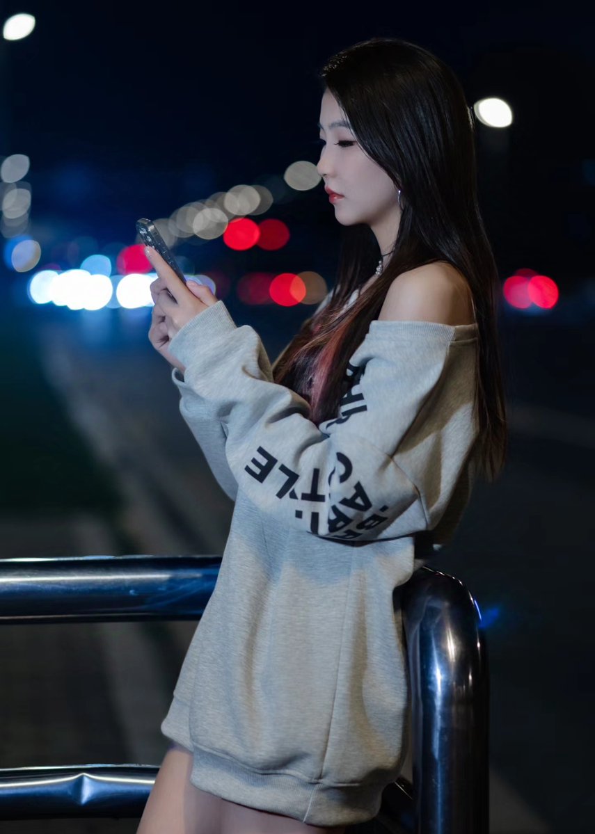 Q14ewwSFSwQq3A5's tweet photo. 外卖超时10分钟蹲路边哭，陌生小哥停下车塞给我半杯热奶茶：“我这单提前到，快趁热喝，别跟自己较劲呀”，瞬间就绷不住了， https://t.co/L7VZY2ddzR