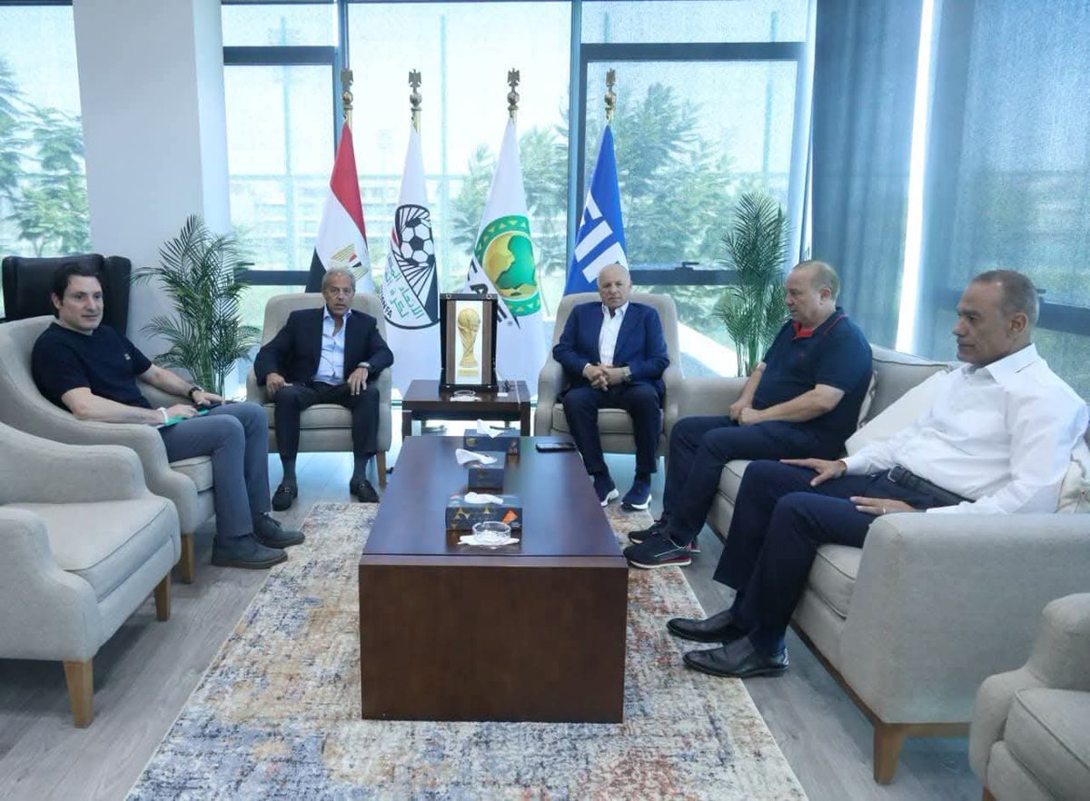 ali_rashed9's tweet photo. أبوريدة يجتمع بشوقي غريب لمناقشة خطة تطوير المنظومة الفنية والمنتخبات الوطنية 
يا لهوى لهوى بصوت الهجاص https://t.co/PcikoXW0CS