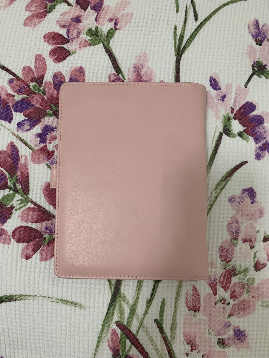 layoverbetty's tweet photo. Ya bu binderımsı şeyi ister misiniz??? 170? Fiyatı konuşabiliriz de isterseniz😞 öylece duruyor bende alın onu 🧍🏻‍♀️

@randomgotr @bujo_satis bujo satış Binder satış ? https://t.co/YIANSfVffV