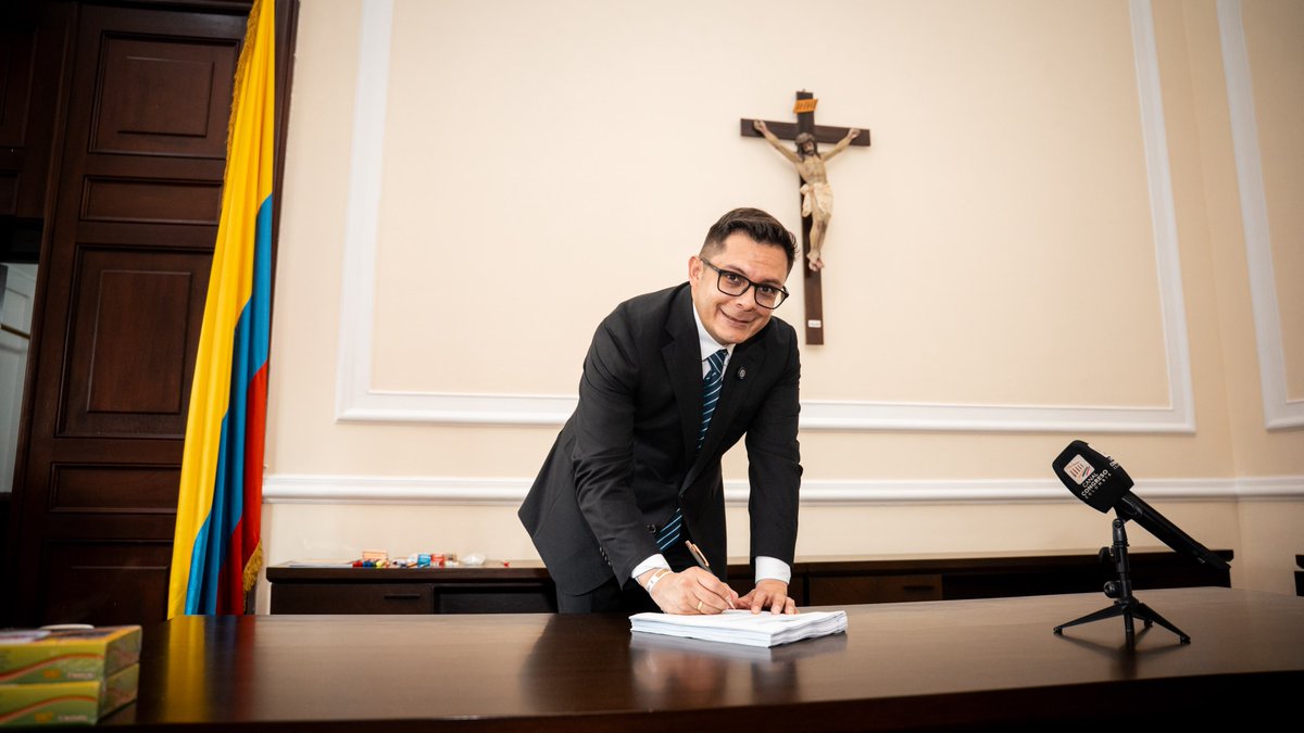 CamaraColombia's tweet photo. #CámaraInforma | Hoy el representante @DavidGerardoC, radicó 10 proyectos de ley y actos legislativos para defender la vida, fortalecer la seguridad, entre otros ✍️.

Iniciativas contra la reincidencia criminal, apoyo a la maternidad y para proteger la vida desde la fecundación. https://t.co/PFdwX4Sk44