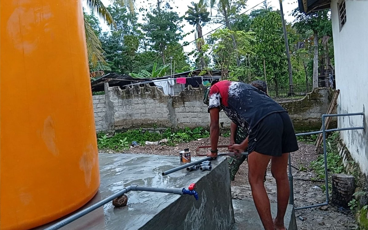 1605Kodim's tweet photo. Salah satu sasaran fisik tambahan pada pelaksanaan program TMMD ke 129 Kodim 1605/Belu yang kini menjadi fokus utama adalah pengerjaan instalasi jaringan pipa sumur bor demi mengalirkan air bersih langsung ke pemukiman warga. https://t.co/KVJ3JxvypI