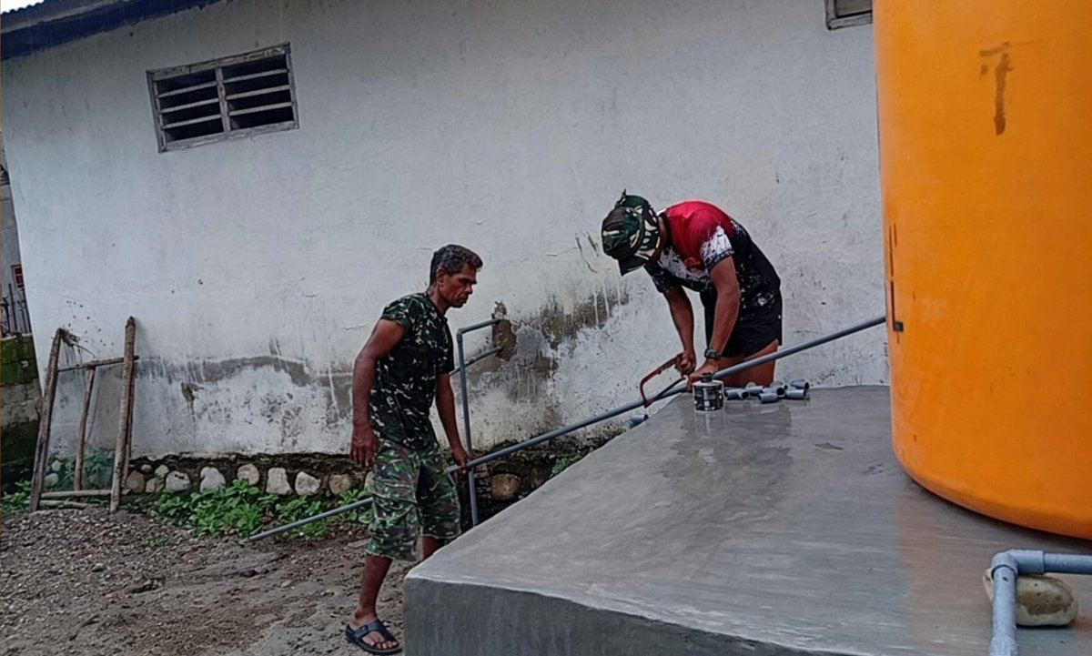 1605Kodim's tweet photo. Salah satu sasaran fisik tambahan pada pelaksanaan program TMMD ke 129 Kodim 1605/Belu yang kini menjadi fokus utama adalah pengerjaan instalasi jaringan pipa sumur bor demi mengalirkan air bersih langsung ke pemukiman warga. https://t.co/KVJ3JxvypI