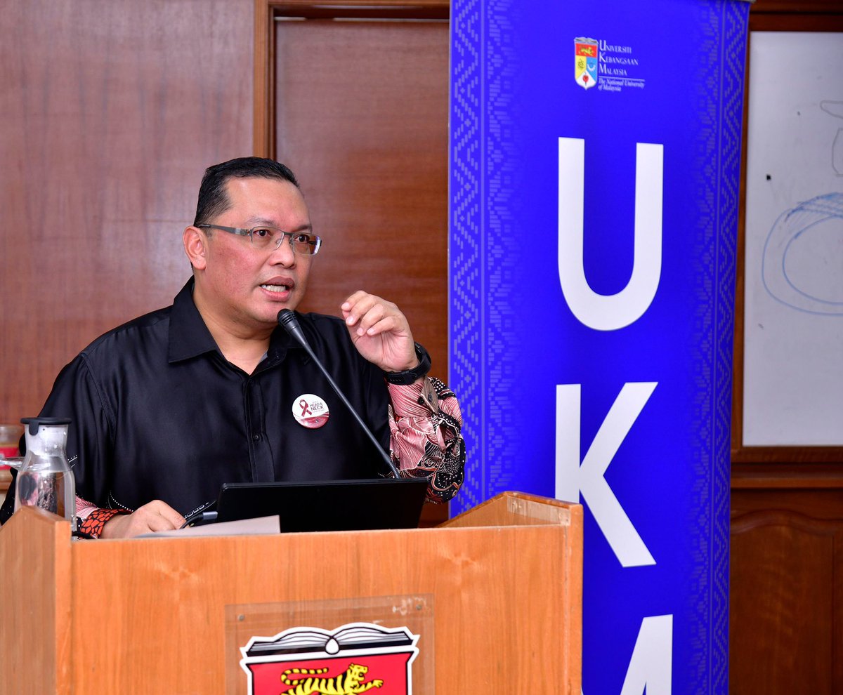 ukm_my's tweet photo. 𝐇𝐂𝐓𝐌 𝐝𝐚𝐧 𝐅𝐚𝐤𝐮𝐥𝐭𝐢 𝐏𝐞𝐫𝐮𝐛𝐚𝐭𝐚𝐧 𝐓𝐮𝐛𝐮𝐡𝐤𝐚𝐧 𝐔𝐊𝐌 𝐇𝐞𝐚𝐝 & 𝐍𝐞𝐜𝐤 𝐎𝐧𝐜𝐨𝐬𝐮𝐫𝐠𝐞𝐫𝐲 𝐚𝐧𝐝 𝐑𝐞𝐜𝐨𝐧𝐬𝐭𝐫𝐮𝐜𝐭𝐢𝐯𝐞 𝐓𝐞𝐚𝐦

Hospital Canselor Tuanku Muhriz (HCTM) dan Fakulti Perubatan UKM terus mengukuhkan peranannya sebagai pusat rujukan rawatan kanser menerusi penubuhan UKM Head & Neck Oncosurgery and Reconstructive Team. 

Penubuhan pusat rujukan ini adalah bersempena Sambutan Hari Kanser Kepala dan Leher Sedunia 2026, yang dilancarkan oleh Pengarah HCTM, Dato' Dr. Azmi Baharudin.

UKM Head & Neck Oncosurgery and Reconstructive Team dijangka memperkukuh lagi keupayaan HCTM dalam menyediakan rawatan pembedahan kanser kepala dan leher yang kompleks melalui kolaborasi pelbagai disiplin, penyelidikan dan inovasi, sekali gus memperluas akses pesakit kepada rawatan yang lebih komprehensif dan berkualiti.

Menurut Dato' Dr. Azmi, penubuhan pasukan multidisiplin itu merupakan satu langkah strategik dalam memperkasakan perkhidmatan rawatan kanser kepala dan leher di HCTM. 

Pasukan tersebut menggabungkan kepakaran dalam pembedahan kanser kepala dan leher serta pembedahan rekonstruktif bagi menyediakan rawatan yang lebih menyeluruh, termasuk memulihkan fungsi penting seperti bertutur, makan dan bernafas, sekali gus membantu meningkatkan kualiti hidup pesakit.

Menurut data GLOBOCAN 2025, dianggarkan 900,000 kes baharu kanser kepala dan leher direkodkan setiap tahun di seluruh dunia dengan 424,000 kematian. Di Malaysia, kanser nasofaring merupakan kanser keempat paling lazim dalam kalangan lelaki, namun majoriti pesakit masih mendapatkan rawatan apabila penyakit telah berada pada tahap lanjut.

Pada majlis ini juga diadakan sesi perkongsian inspirasi bersama tiga bekas pesakit kanser kepala dan leher yang berkongsi pengalaman menjalani rawatan serta prosedur pembedahan di HCTM. 

Perkongsian mereka memberi gambaran sebenar tentang cabaran yang dihadapi sepanjang proses rawatan, di samping menjadi inspirasi kepada masyarakat mengenai kepentingan pengesanan awal, rawatan yang tepat dan sokongan berterusan.

#Tekad57 
#UniversitiKebangsaanMalaysia
#ImanIlmuAmal
#UKM
#UKMSharing