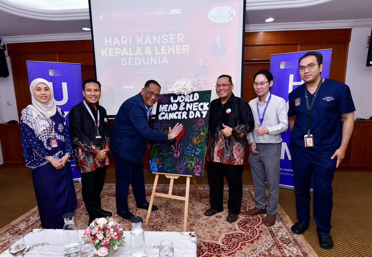 ukm_my's tweet photo. 𝐇𝐂𝐓𝐌 𝐝𝐚𝐧 𝐅𝐚𝐤𝐮𝐥𝐭𝐢 𝐏𝐞𝐫𝐮𝐛𝐚𝐭𝐚𝐧 𝐓𝐮𝐛𝐮𝐡𝐤𝐚𝐧 𝐔𝐊𝐌 𝐇𝐞𝐚𝐝 & 𝐍𝐞𝐜𝐤 𝐎𝐧𝐜𝐨𝐬𝐮𝐫𝐠𝐞𝐫𝐲 𝐚𝐧𝐝 𝐑𝐞𝐜𝐨𝐧𝐬𝐭𝐫𝐮𝐜𝐭𝐢𝐯𝐞 𝐓𝐞𝐚𝐦

Hospital Canselor Tuanku Muhriz (HCTM) dan Fakulti Perubatan UKM terus mengukuhkan peranannya sebagai pusat rujukan rawatan kanser menerusi penubuhan UKM Head & Neck Oncosurgery and Reconstructive Team. 

Penubuhan pusat rujukan ini adalah bersempena Sambutan Hari Kanser Kepala dan Leher Sedunia 2026, yang dilancarkan oleh Pengarah HCTM, Dato' Dr. Azmi Baharudin.

UKM Head & Neck Oncosurgery and Reconstructive Team dijangka memperkukuh lagi keupayaan HCTM dalam menyediakan rawatan pembedahan kanser kepala dan leher yang kompleks melalui kolaborasi pelbagai disiplin, penyelidikan dan inovasi, sekali gus memperluas akses pesakit kepada rawatan yang lebih komprehensif dan berkualiti.

Menurut Dato' Dr. Azmi, penubuhan pasukan multidisiplin itu merupakan satu langkah strategik dalam memperkasakan perkhidmatan rawatan kanser kepala dan leher di HCTM. 

Pasukan tersebut menggabungkan kepakaran dalam pembedahan kanser kepala dan leher serta pembedahan rekonstruktif bagi menyediakan rawatan yang lebih menyeluruh, termasuk memulihkan fungsi penting seperti bertutur, makan dan bernafas, sekali gus membantu meningkatkan kualiti hidup pesakit.

Menurut data GLOBOCAN 2025, dianggarkan 900,000 kes baharu kanser kepala dan leher direkodkan setiap tahun di seluruh dunia dengan 424,000 kematian. Di Malaysia, kanser nasofaring merupakan kanser keempat paling lazim dalam kalangan lelaki, namun majoriti pesakit masih mendapatkan rawatan apabila penyakit telah berada pada tahap lanjut.

Pada majlis ini juga diadakan sesi perkongsian inspirasi bersama tiga bekas pesakit kanser kepala dan leher yang berkongsi pengalaman menjalani rawatan serta prosedur pembedahan di HCTM. 

Perkongsian mereka memberi gambaran sebenar tentang cabaran yang dihadapi sepanjang proses rawatan, di samping menjadi inspirasi kepada masyarakat mengenai kepentingan pengesanan awal, rawatan yang tepat dan sokongan berterusan.

#Tekad57 
#UniversitiKebangsaanMalaysia
#ImanIlmuAmal
#UKM
#UKMSharing